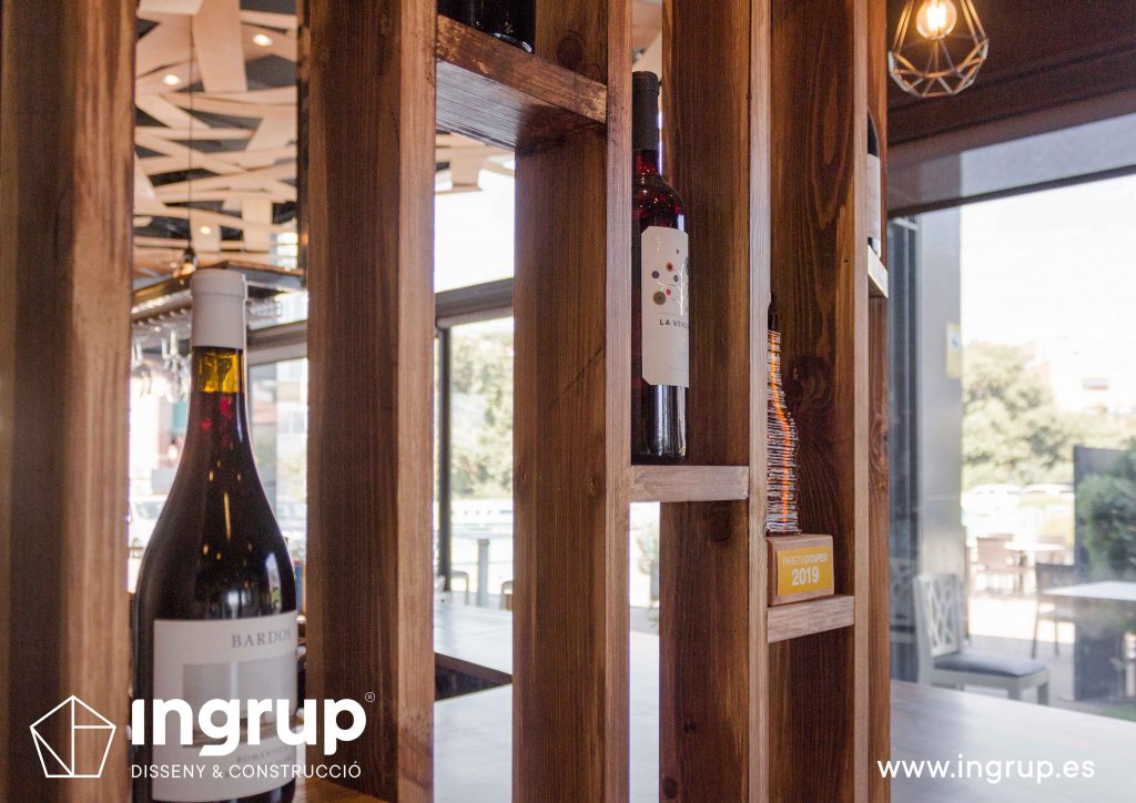 14 detalle botellero de vino vertical madera barra restaurante oh tapa ingrup estudi diseno construccion granollers barcelona decoracion interiorismo