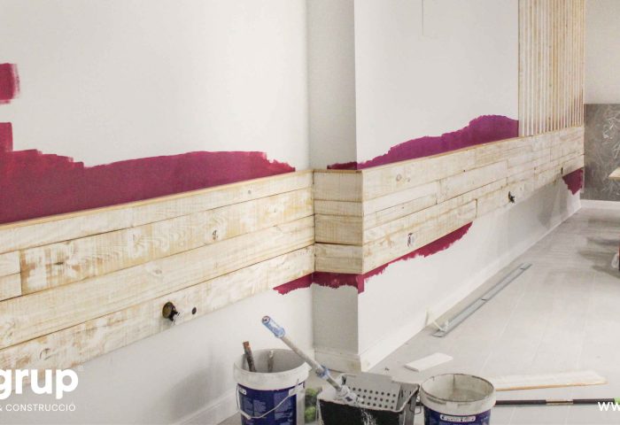 14 pintura decorativa en paredes madera decapada interiorismo ingrup estudi diseno construccion retail granollers barcelona